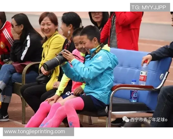 藏族足球明星布琼的成长历程与球场风采解析